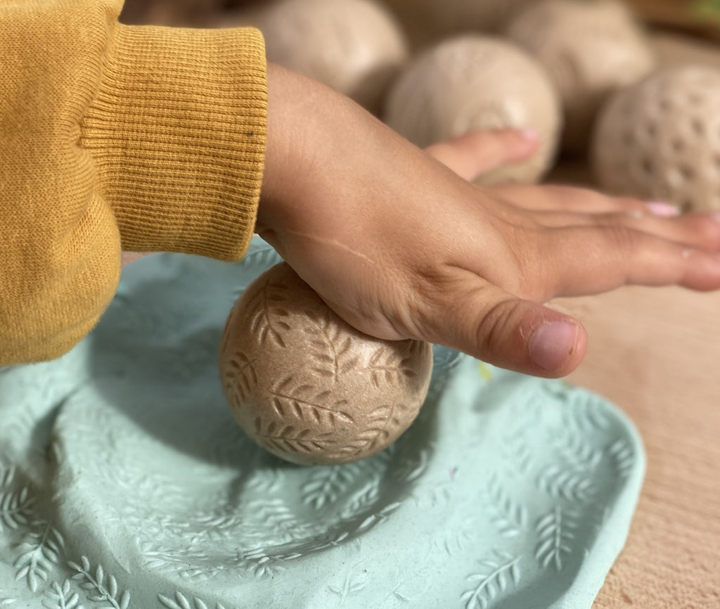 Yellow Door 6 roll around sensorische ballen natuur