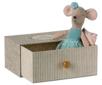 Dans muis in haar bedje, kleine zus