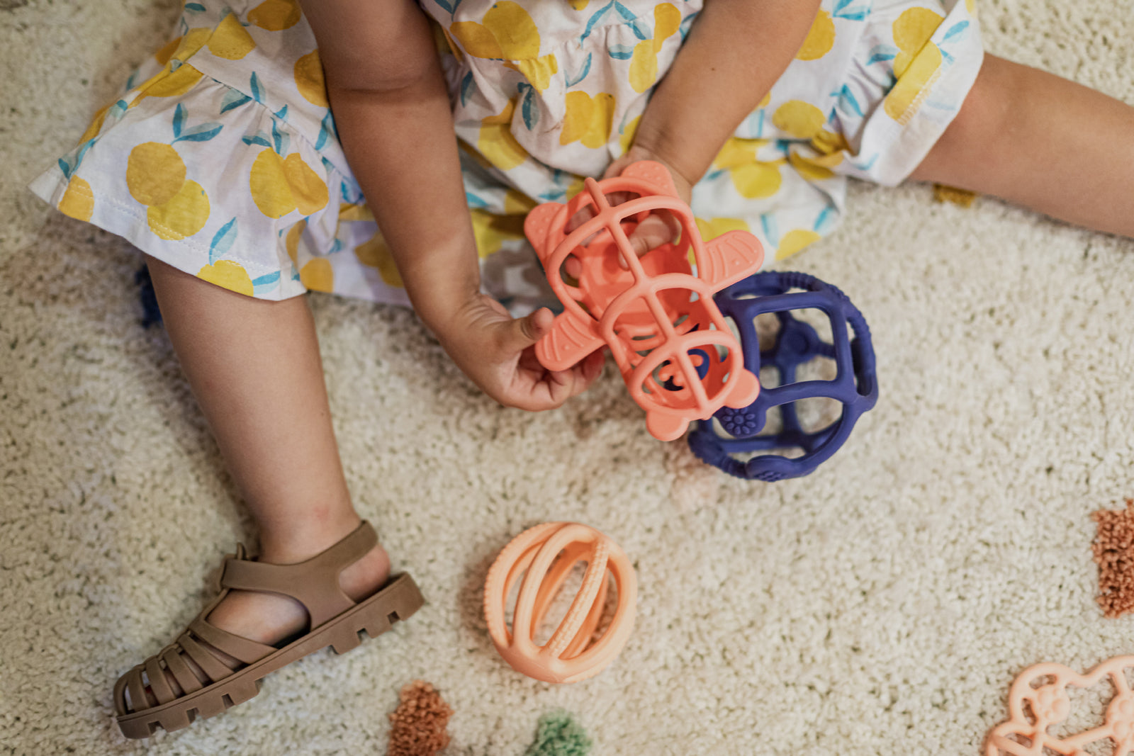 Little L Set van 2 sensorische ballen in roze en blauw