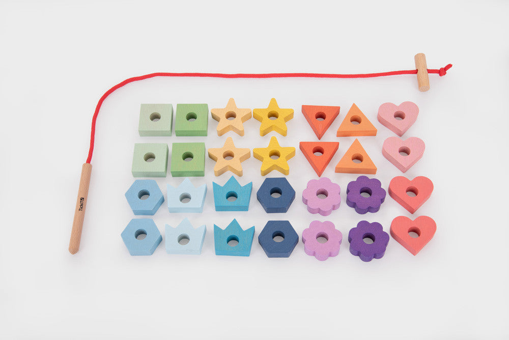 Houten vormen om te rijgen in regenboogkleuren