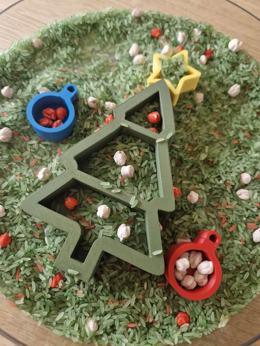 vulvorm kerstboom met vulster en rode en blauwe kerstbal