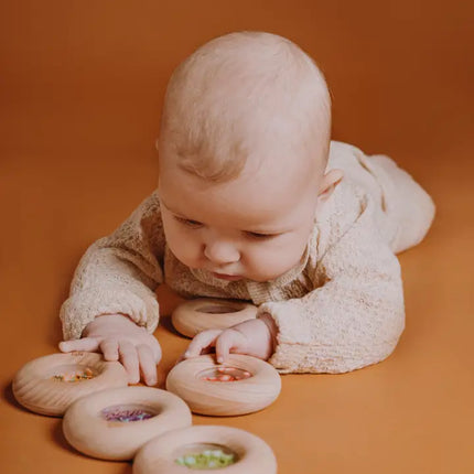 Petit Boum bijtring en sensorische rammelaar tomaat