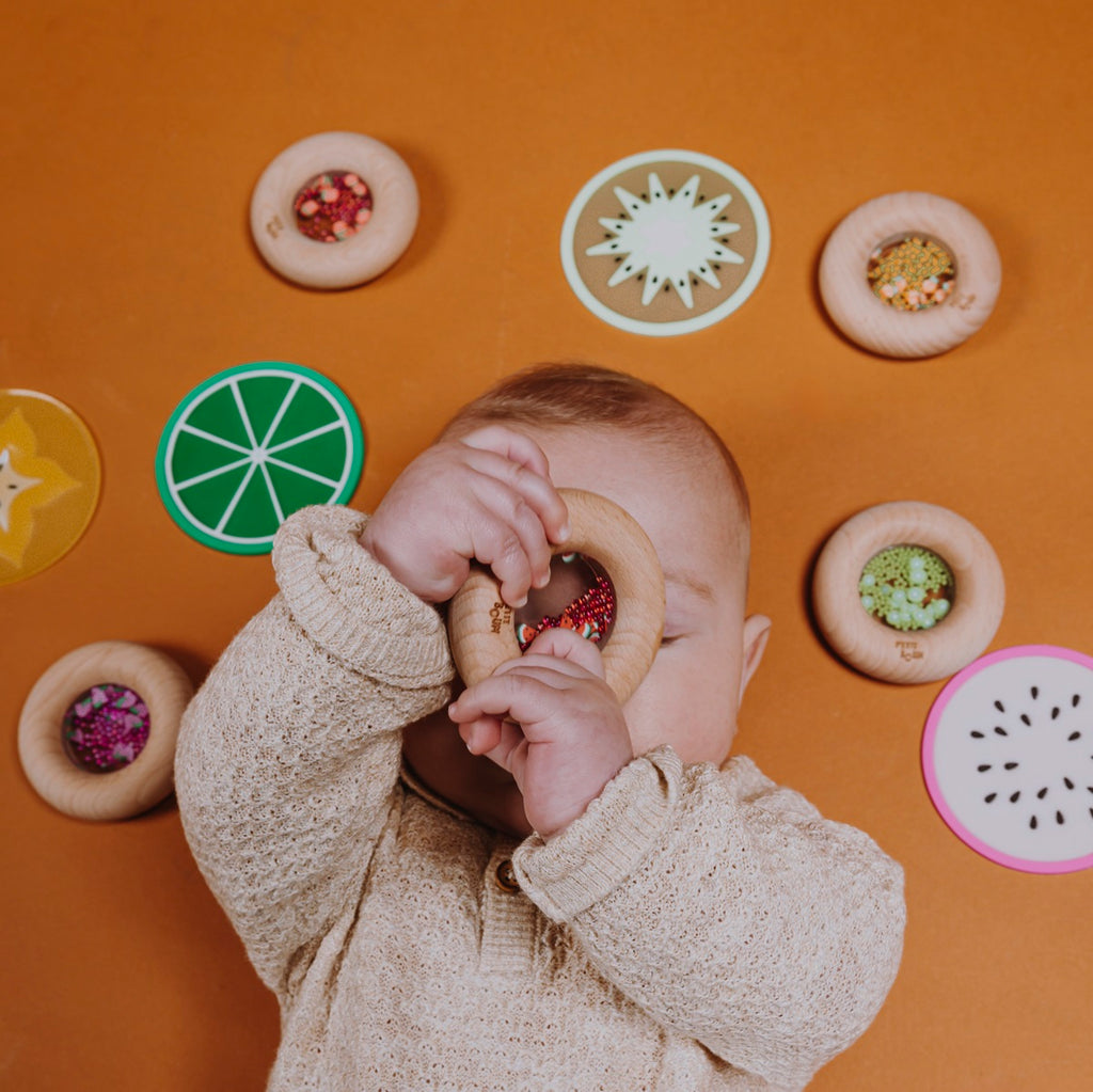 Petit Boum bijtring en sensorische rammelaar sinaasappel