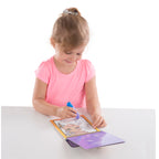 meisje kleurt met Melissa & Doug waterwow! makeup & manicure