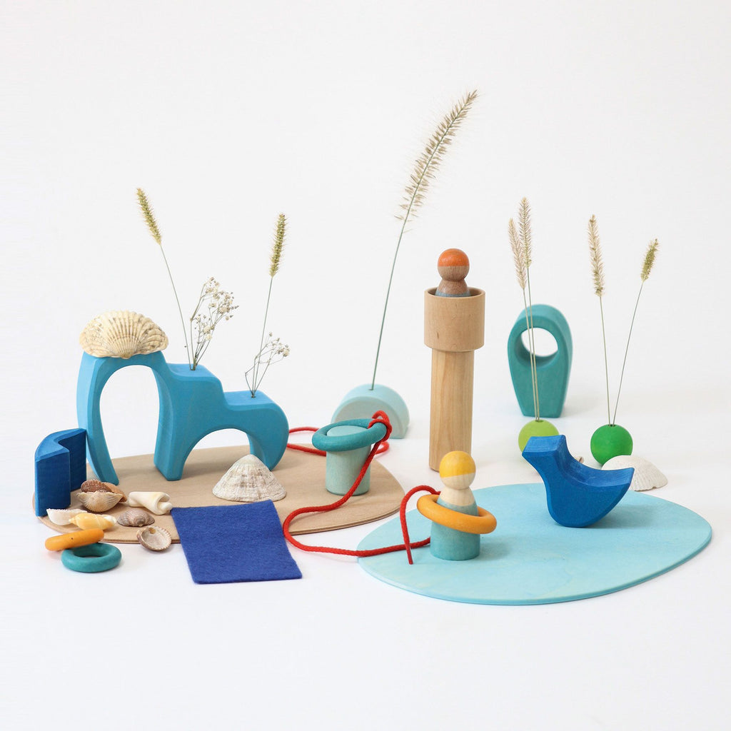 Grimm`s kleine speelwereld aan het water