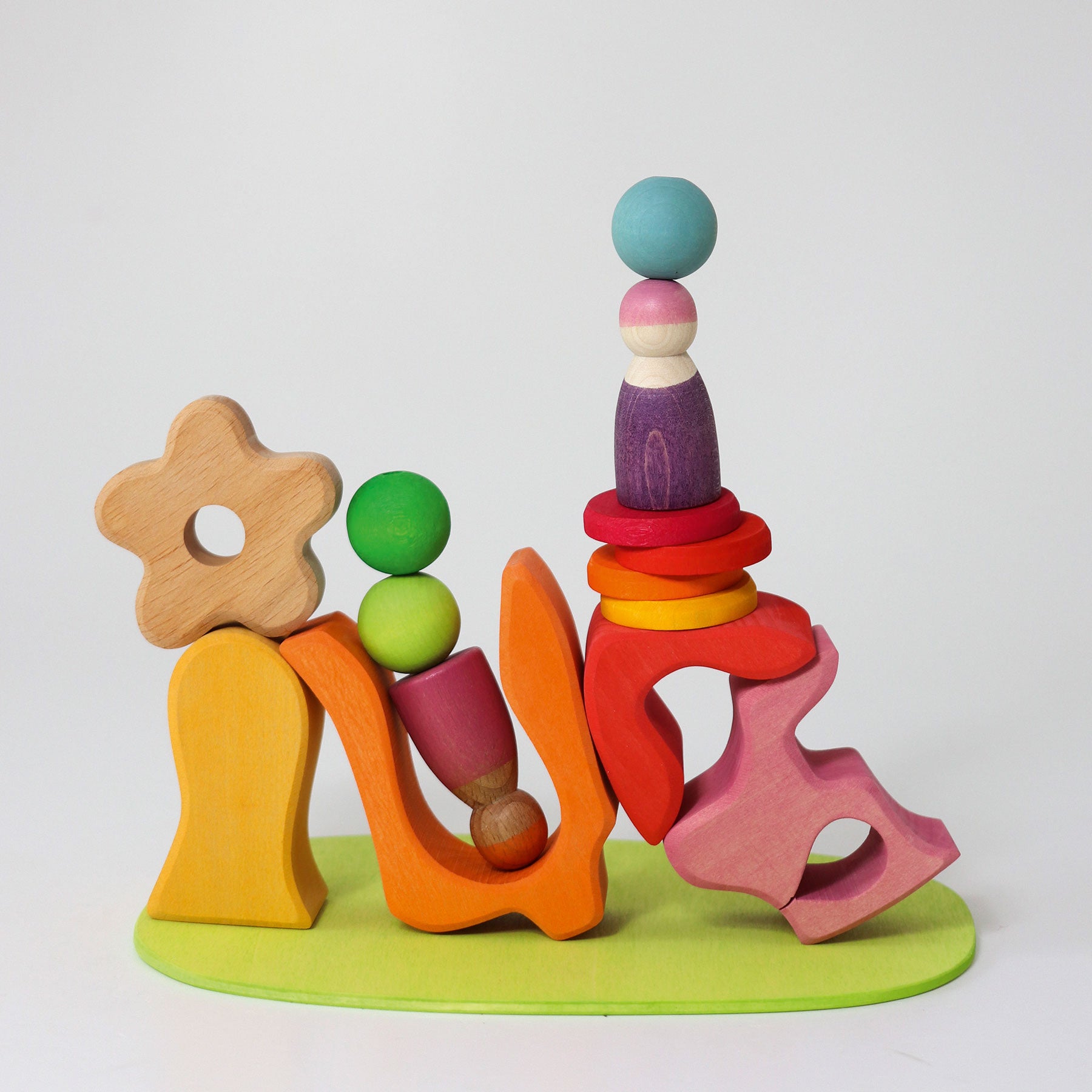 Grimm`s kleine speelwereld in het bloemenveld