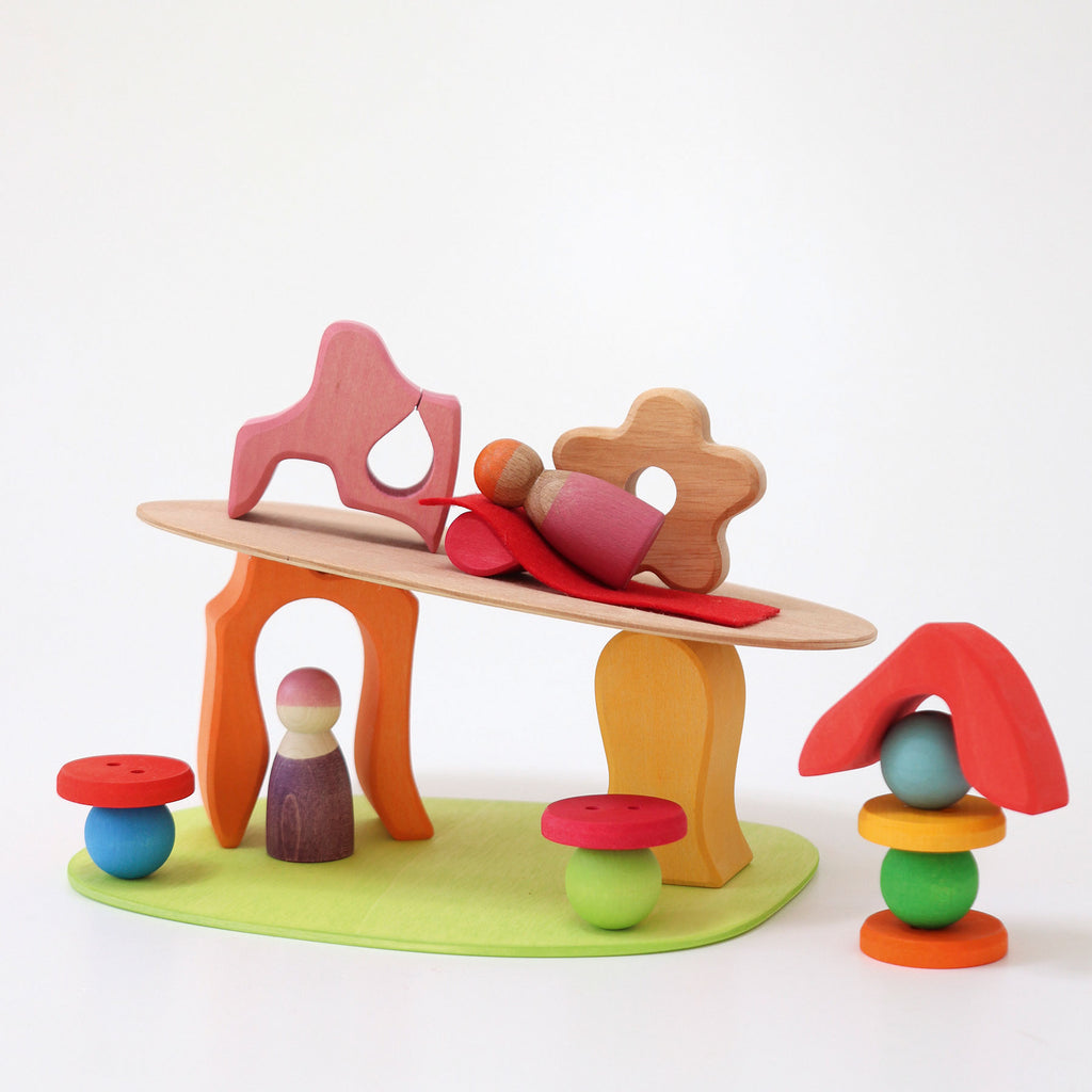 Grimm`s kleine speelwereld in het bloemenveld