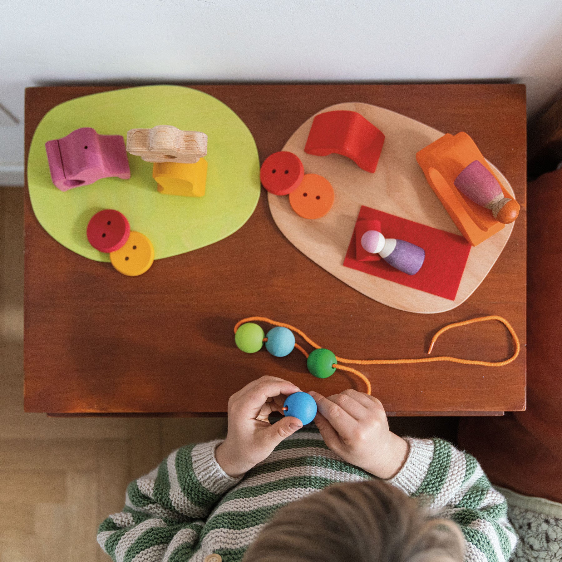 Grimm`s kleine speelwereld in het bloemenveld