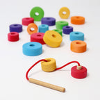 Grimm`s eerste houten rijgspel met schijven en naald