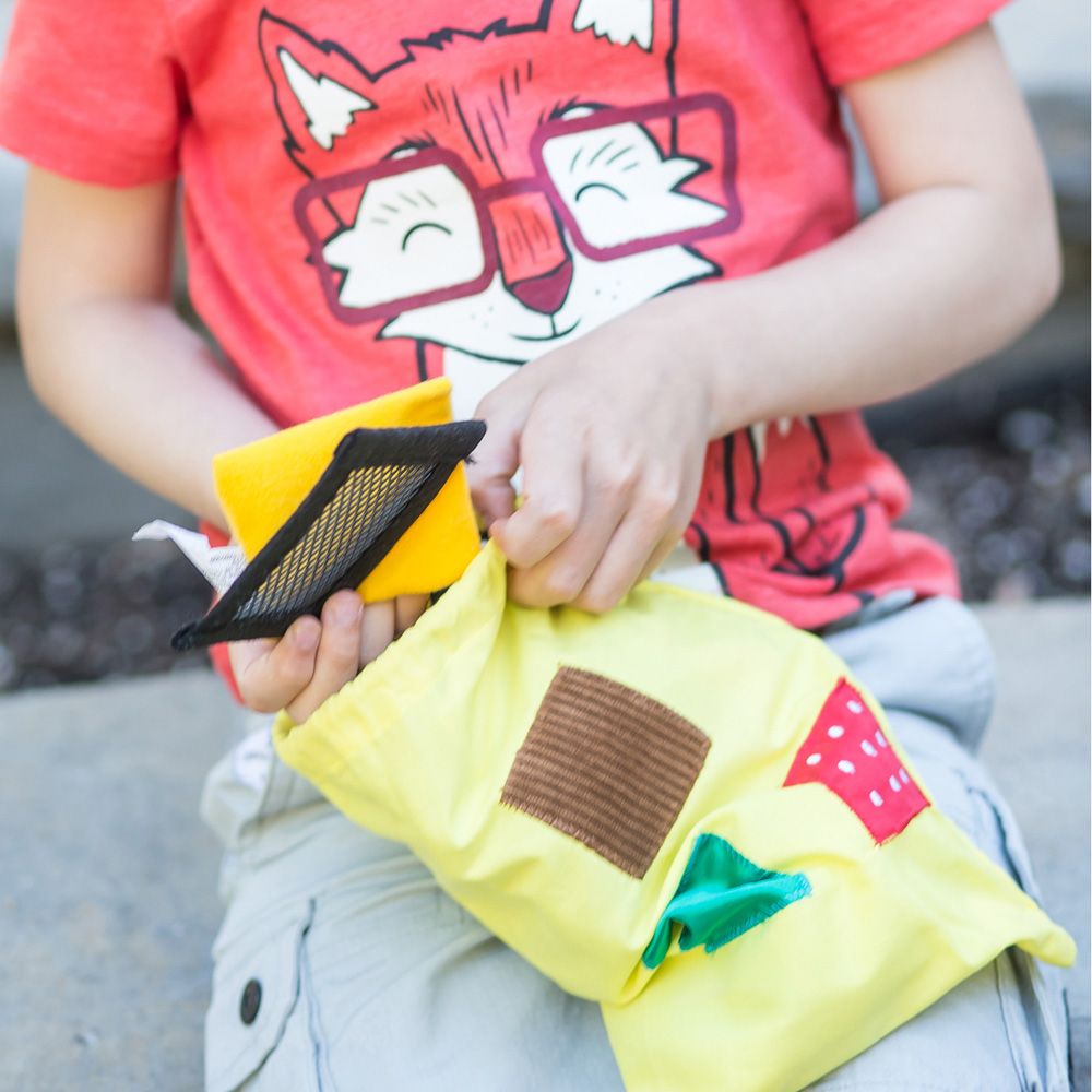 Kind toont twee verschillende texturen