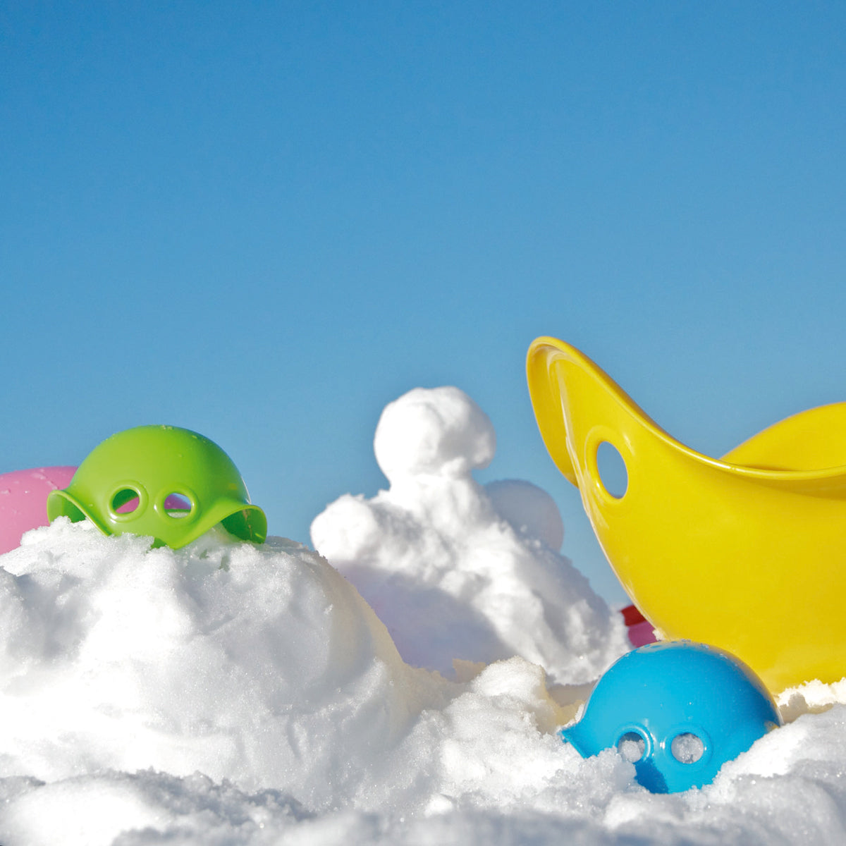 Moluk set van 6 mini Bilibo's in de sneeuw