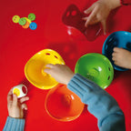 kinderen spelen met de Moluk Bilibo's game box 