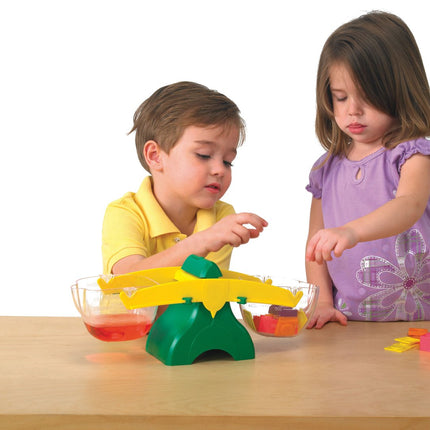 kinderen spelen met weegschaal