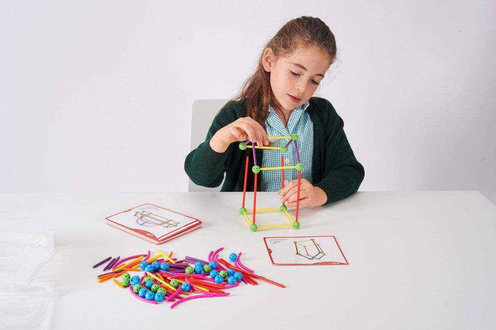 kind speelt met de EDX skeletal geo starter