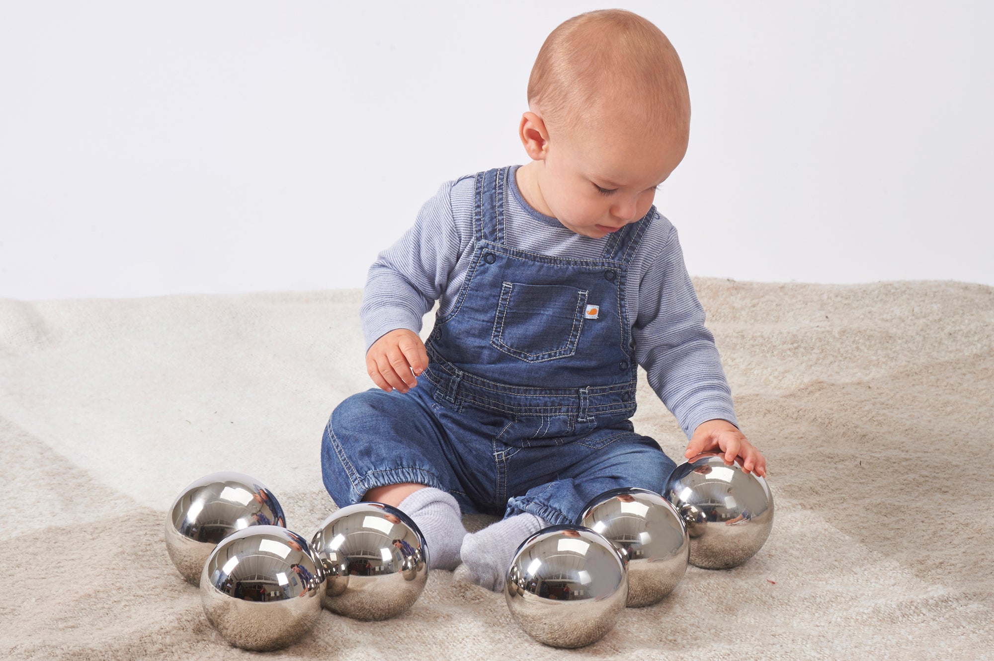 baby kijkt naar Tickit 6 reflecterende spiegelballen