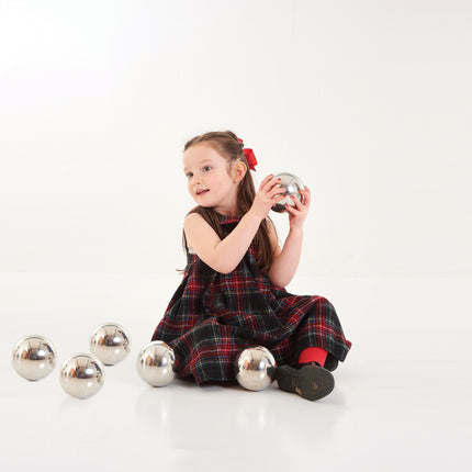 meisje speelt met Tickit 6 reflecterende spiegelballen