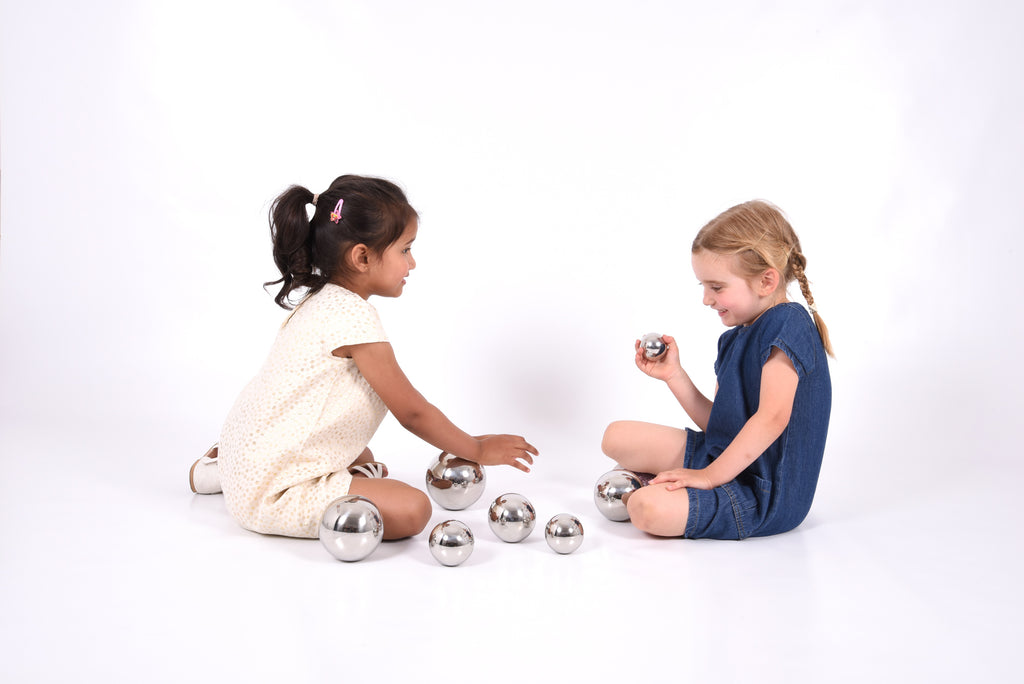 kinderen spelen met Tickit 7 sensorische spiegelballen met geluid
