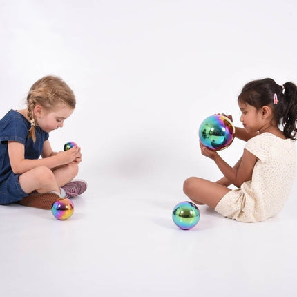 meisjes spelen met gekleurde ballen