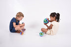 meisjes spelen met gekleurde ballen