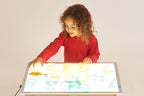 kind speelt met a2 lichtpaneel