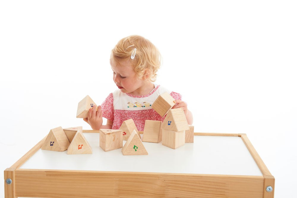 meisje onderzoekt de 12 geluidsblokken prisma