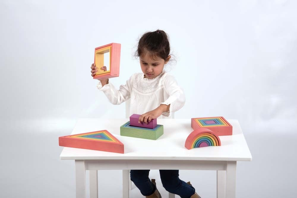 kind speelt met Tickit rainbow architect rechthoeken