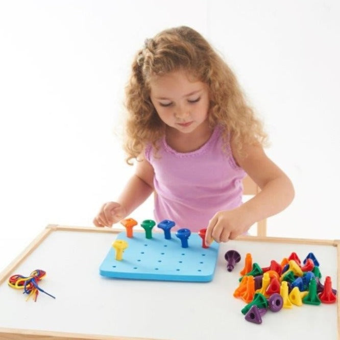 meisje speelt met geo pegs