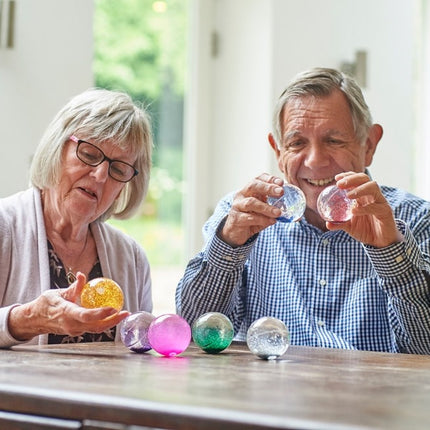 ouderen spelen met de glitterballen van tickit