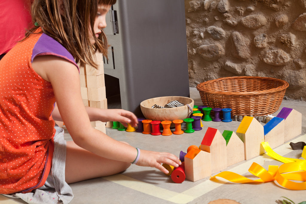 meisje speelt met grapat huisjes en nins