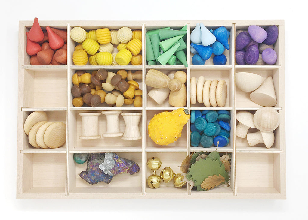 sorteerbak van grapat gevuld met houten elementen