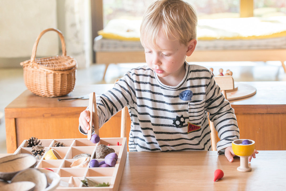 gevulde houten sorteerbak of tinker tray van grapat