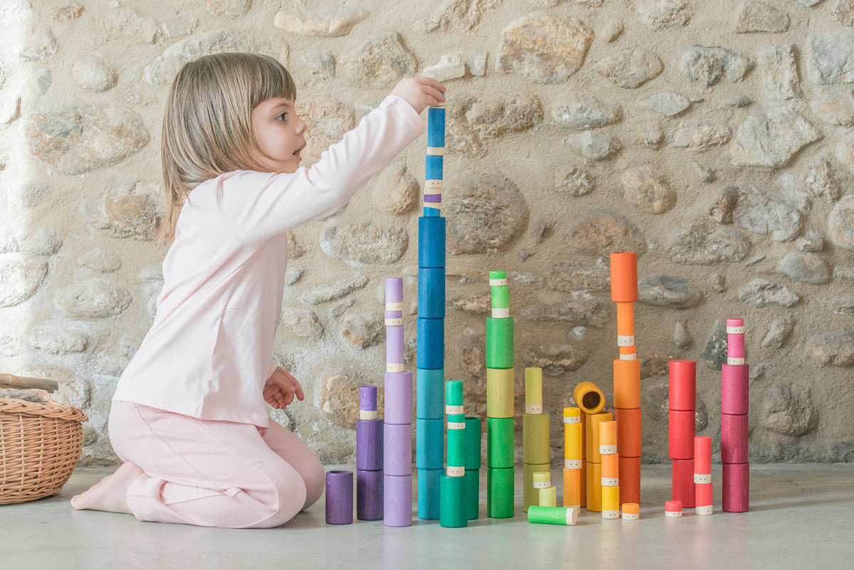 meisje staptelt de lola onderdelen van de lola set leuke poppetjes open einde speelgoed