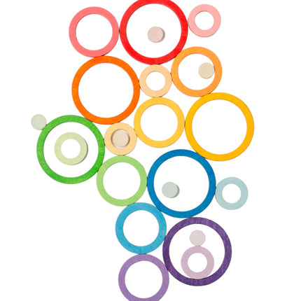 Grapat 24 nest ringen in regenboogkleuren flatlay
