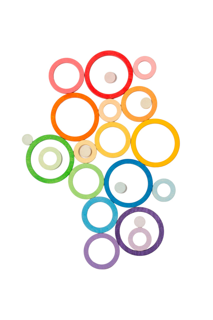 Grapat 24 nest ringen in regenboogkleuren flatlay