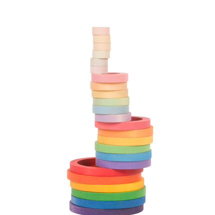 Grapat 24 nest ringen in regenboogkleuren op een stapel