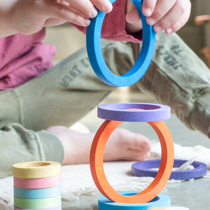 toren maken met Grapat 24 nest ringen in regenboogkleuren