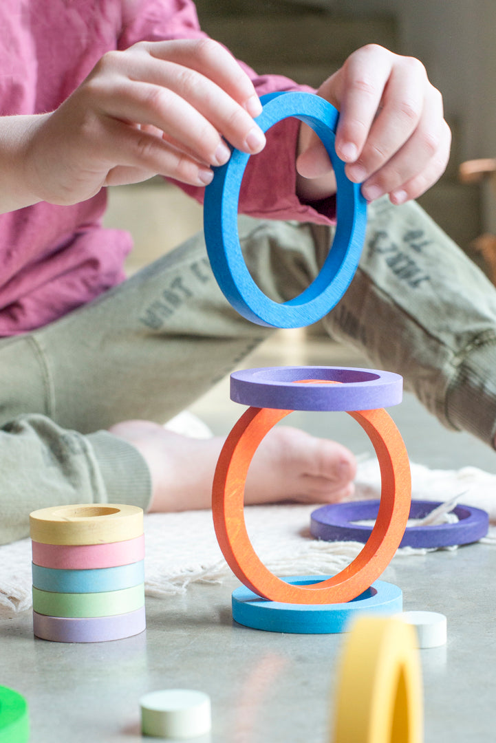 toren maken met Grapat 24 nest ringen in regenboogkleuren