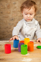 kind speelt met de grapat bakjes open einde speelgoed