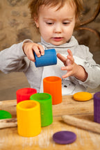 kind speelt met open einde speelgoed grapat
