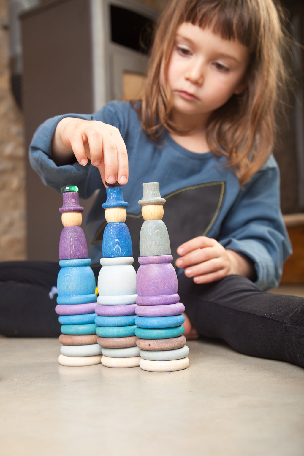 kind speelt met nins in winter kleuren