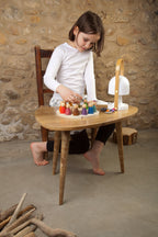 kind speelt met grapat jaarkalender