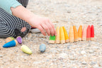 kind speelt met open einde speelgoed grapat sticks
