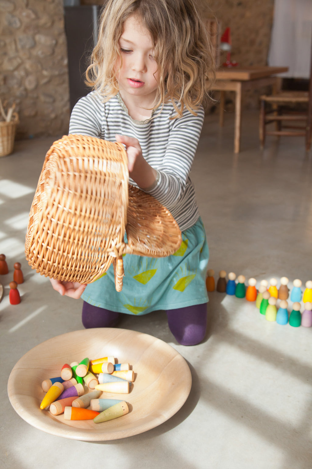 kind speelt met grapat sticks