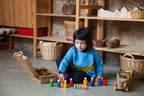 kindje speelt met de grapat baby nins