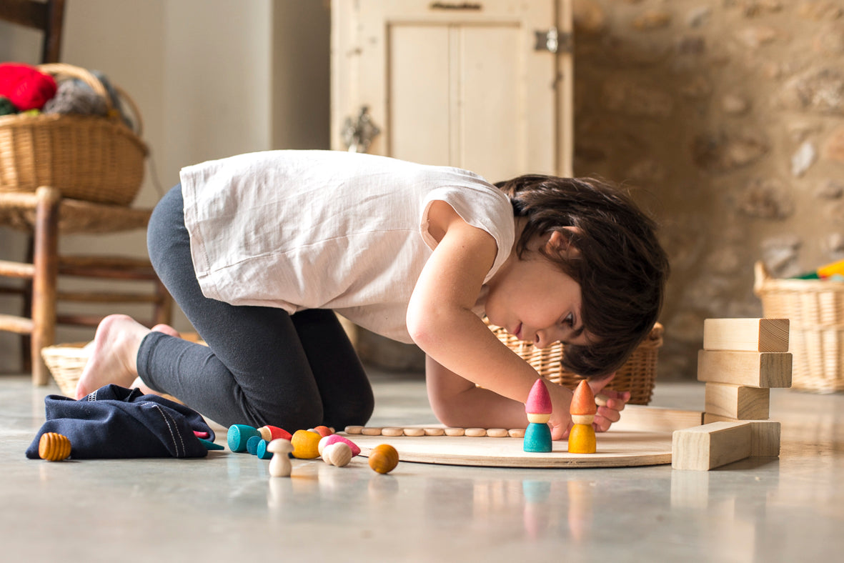 kind speelt met Grapat Tomten set