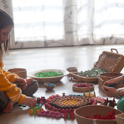 meisjes spelen met mandala grapat