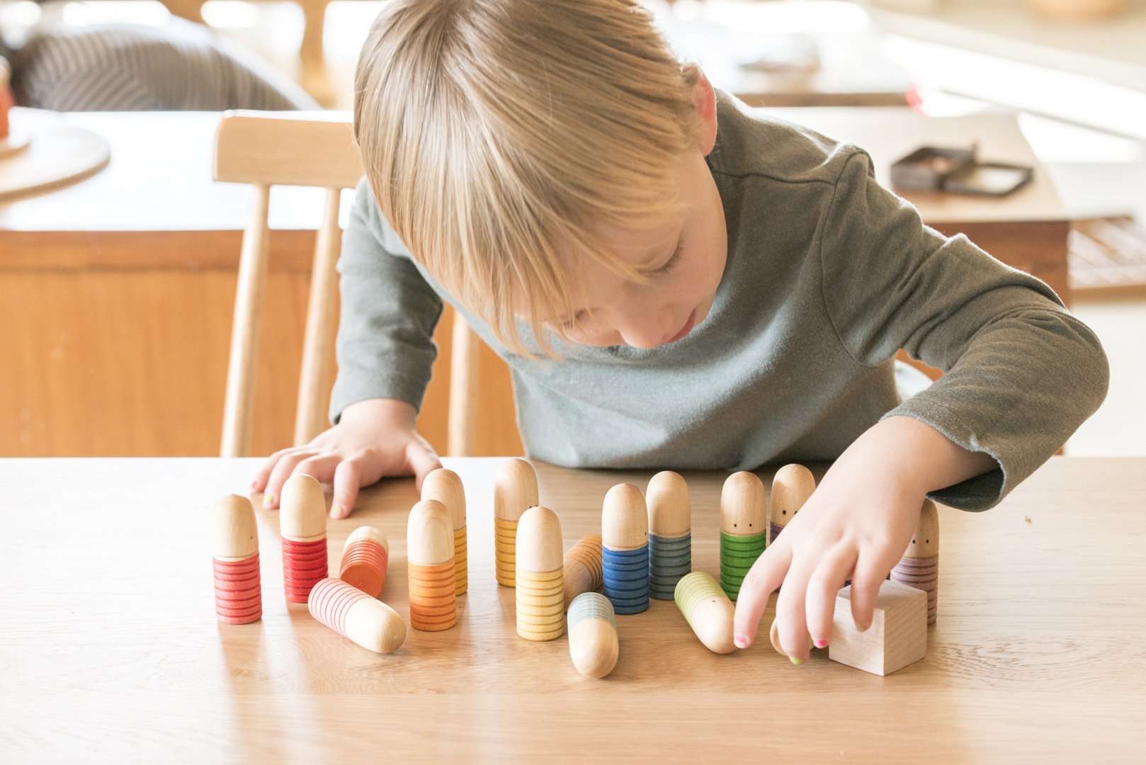 kind speelt met open einde speelgoed van grapat houten brots