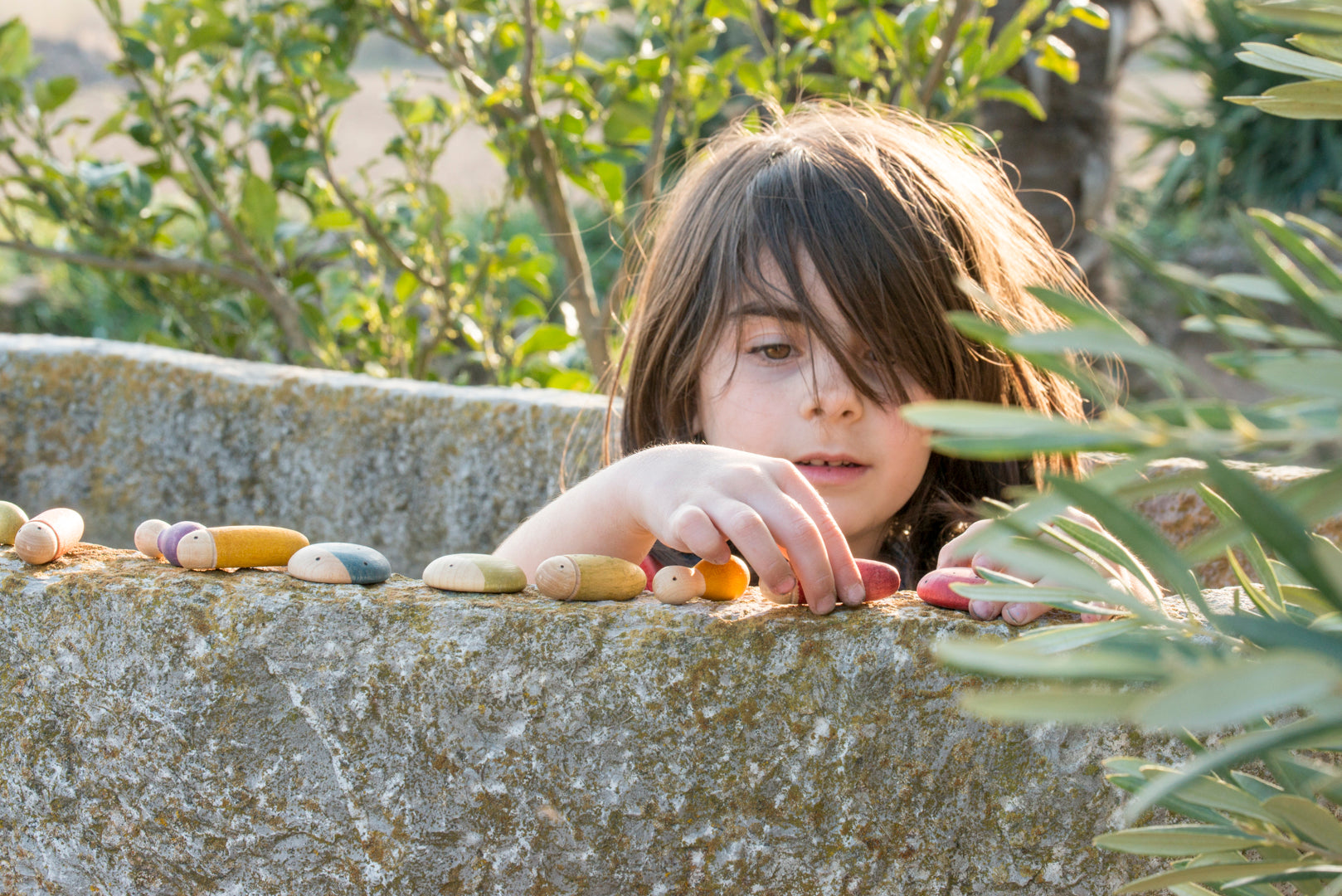 kind speelt met grapat insecten