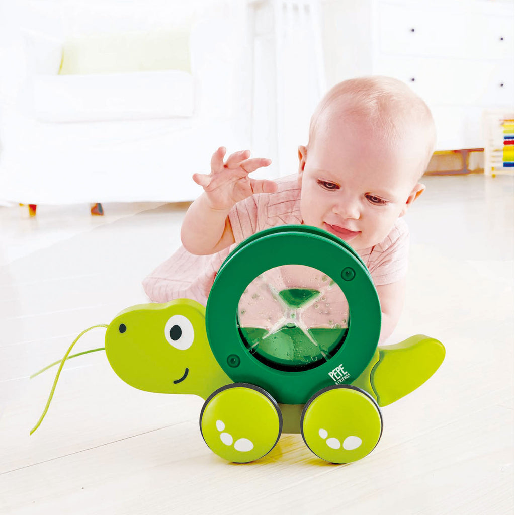 baby speelt met trekdier