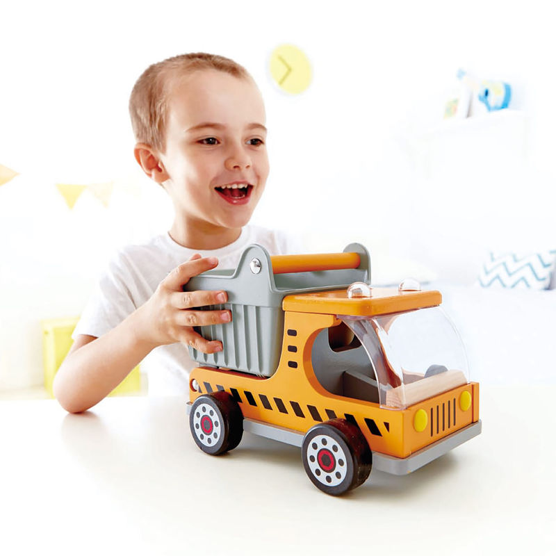 kind speelt met Hape kiepwagen